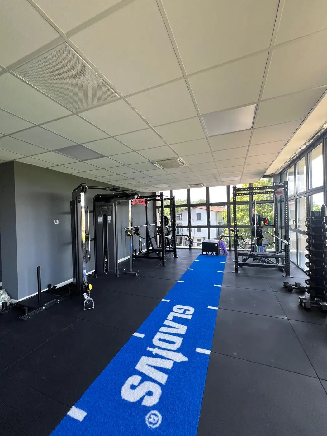 La palestra di riabilitazione dello Studio Medico Keiros con rack, macchine e pista centrale
