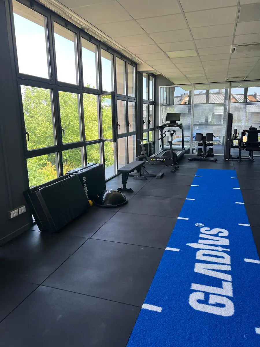 La sala affacciata sulle vetrate, con tapis roulant e attrezzature per la riabilitazione