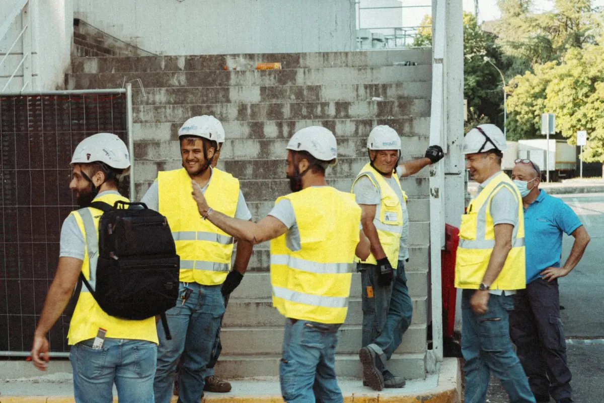 La squadra di Bricoli Mario & C. in cantiere, con elmetti e gilet ad alta visibilità